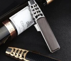 Merkloos Turbo Jetflame Aansteker - Gasbrander - Vuurwerk Torch - Crème Brûlée Brander - BBQ En Sigaren Aansteker - Windproof - Carbon Met Goudkleurige Metalen Behuizing -Meubelwinkel 1200x1028