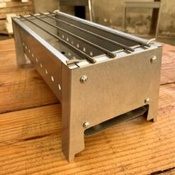 Spiedini Saté-bbq Bali 40 Mini - Kleine, Smalle Houtskoolbarbecue Met Horizontaal Rooster Voor Sate Of Andere Spiesjes - 40 Cm Lang, 11 Cm Breed, 14 Cm Hoog - Ideaal Voor Tuin- Of Open Haard, Of Balkon - Materiaal: Gealuminiseerd Ijzer -Meubelwinkel 1200x1200 1016