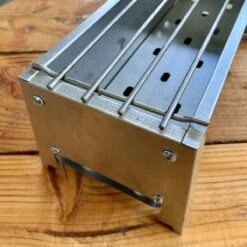 Spiedini Saté-bbq Bali 40 Mini - Kleine, Smalle Houtskoolbarbecue Met Horizontaal Rooster Voor Sate Of Andere Spiesjes - 40 Cm Lang, 11 Cm Breed, 14 Cm Hoog - Ideaal Voor Tuin- Of Open Haard, Of Balkon - Materiaal: Gealuminiseerd Ijzer -Meubelwinkel 1200x1200 1017