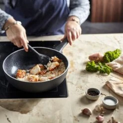 Demeyere Alu Classico 3 Wokpan – Inductie – Ceraforce Keramische Antikleeflaag – 28 Cm – PTFE En PFAS Vrij -Meubelwinkel 1200x1200 386