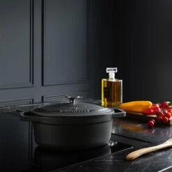 Gietijzeren Braadpan - Sudderpan Zwart Van Daumonet - Ovaal - Ø 29 Cm - 3 Liter - 100% PFAS & PFOA Vrij - Emaille - Geschikt Voor Alle Warmtebronnen - Elektrisch - Gas - Halogeen - Inductie - Keramisch - Vaatwasserbestendig -Meubelwinkel 1200x1200 435