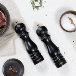 Deleca Luxe Peper En Zoutmolen Set - Met Geschenkdoos - Zout / Pepermolen - Rubberhout - Zwart & Goud 20 Deleca Luxe Peper En Zoutmolen Set - Met Geschenkdoos - Zout / Pepermolen - Rubberhout - Zwart & Goud -Meubelwinkel 1200x1200 814
