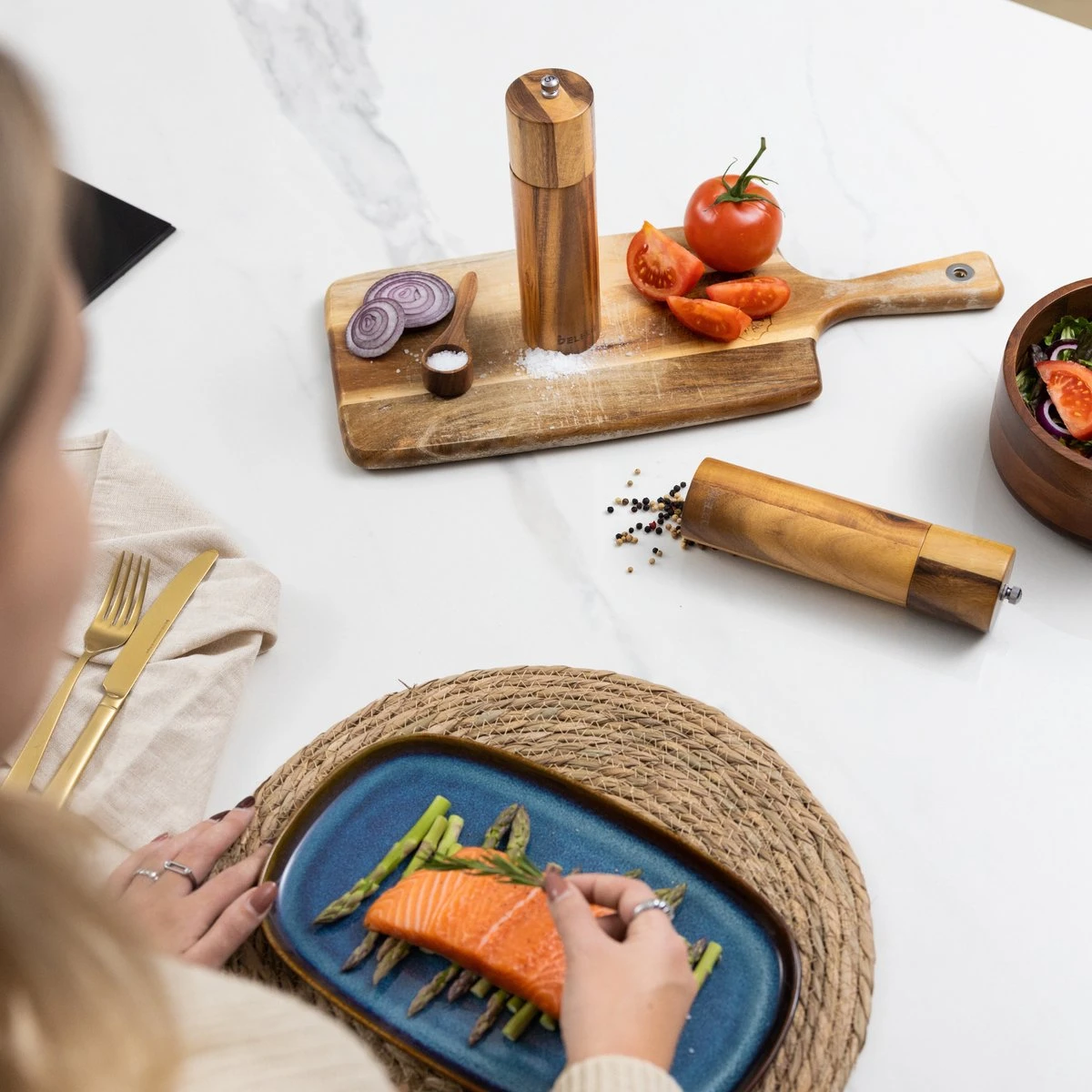 Deleca Luxe Peper En Zoutmolen Set - Zout / Pepermolen - Handmatig - Met Navul Lepel & Geschenkdoos - Acacia Hout - Rond 9 Deleca Luxe Peper En Zoutmolen Set - Zout / Pepermolen - Handmatig - Met Navul Lepel & Geschenkdoos - Acacia Hout - Rond - Afbeelding 7