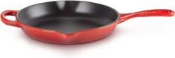 Le Creuset - Gietijzeren Ronde Skillet In Kersenrood 23cm -Meubelwinkel 1200x397