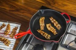 Le Creuset - Gietijzeren Ronde Skillet In Kersenrood 23cm -Meubelwinkel 1200x787