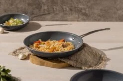 Swiss Pro+ - Koekenpannenset - 3 Delig - Keramisch - Inductie - Milieuvriendelijk - PFAS - PFOA Vrij - Sapphire Green -Meubelwinkel 1200x799 1