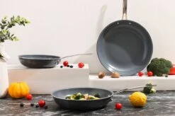 Swiss Pro+ - Koekenpannenset - 3 Delig - Keramisch - Inductie - Milieuvriendelijk - PFAS - PFOA Vrij - Sapphire Green -Meubelwinkel 1200x799