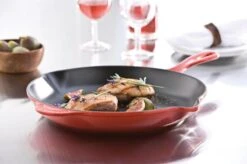 Le Creuset - Gietijzeren Ronde Skillet In Kersenrood 23cm -Meubelwinkel 1200x799 25
