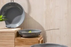 Swiss Pro+ - Koekenpannenset - 3 Delig - Keramisch - Inductie - Milieuvriendelijk - PFAS - PFOA Vrij - Sapphire Green -Meubelwinkel 1200x799 5