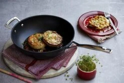 LE CREUSET - Les Forgees - Wokpan 30cm -Meubelwinkel 1200x800 42