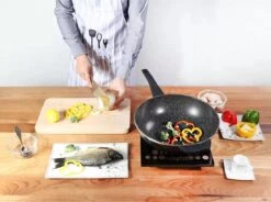 Cheffinger Wokpan Met Deksel - 32cm - Zwart - Pan - Keukenaccessoires 19 Cheffinger Wokpan Met Deksel - 32cm - Zwart - Pan - Keukenaccessoires -Meubelwinkel 1200x892 2