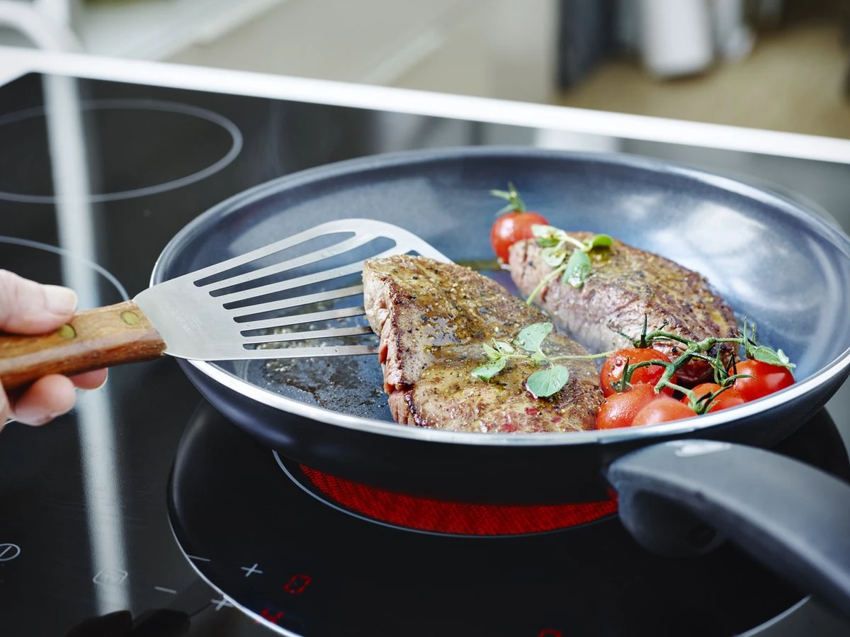 GreenPan Cambridge Hapjespan Met Deksel 24cm - Zwart - Inductie - PFAS-vrij 16 GreenPan Cambridge Hapjespan Met Deksel 24cm - Zwart - Inductie - PFAS-vrij - Afbeelding 14