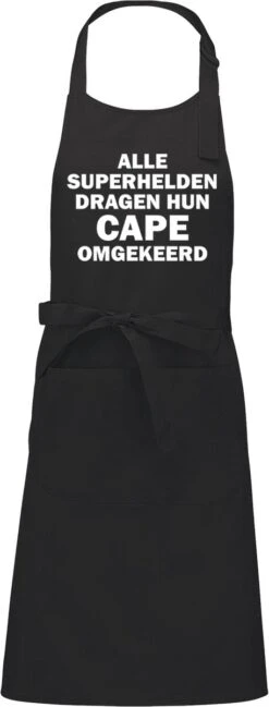 KARIBAN ALLE SUPERHELDEN DRAGEN HUN CAPE OMGEKEERD Herenschort - Zwart Met Witte Tekst - One Size (volwassenen) - Luxe Schort - Keuken | Barbeque | BBQ | Bedienings Schort - Grappige Teksten | Designs - Voor De Stoere Man - Verstelbaar - Cadeau 9 KARIBAN ALLE SUPERHELDEN DRAGEN HUN CAPE OMGEKEERD Herenschort - Zwart Met Witte Tekst - One Size (volwassenen) - Luxe Schort - Keuken | Barbeque | BBQ | Bedienings Schort - Grappige Teksten | Designs - Voor De Stoere Man - Verstelbaar - Cadeau -Meubelwinkel 457x1200