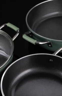 Primecook - Braadpan / Hapjespan Met Deksel - Ø 28 Cm - PFAS-vrij - Inductie - Ecoshield 23 Primecook - Braadpan / Hapjespan Met Deksel - Ø 28 Cm - PFAS-vrij - Inductie - Ecoshield -Meubelwinkel 781x1200