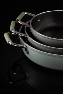 Primecook - Braadpan / Hapjespan Met Deksel - Ø 28 Cm - PFAS-vrij - Inductie - Ecoshield 24 Primecook - Braadpan / Hapjespan Met Deksel - Ø 28 Cm - PFAS-vrij - Inductie - Ecoshield -Meubelwinkel 797x1200