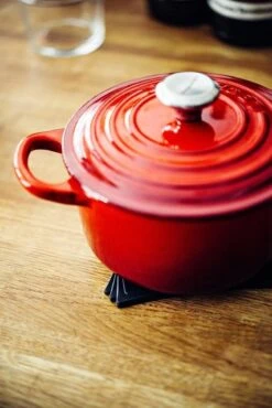 Le Creuset Signature Braadpan - 4,2 L - 24 Cm - Kersenrood 17 Le Creuset Signature Braadpan - 4,2 L - 24 Cm - Kersenrood -Meubelwinkel 801x1200 1