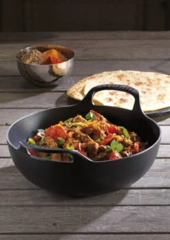 Le Creuset Wokpan / Balti Dish - Mat Zwart - ø 24 Cm / 2.7 Liter - Geëmailleerde Anti-aanbaklaag -Meubelwinkel 849x1200