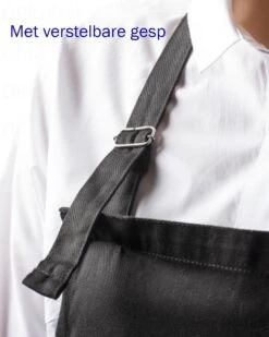 IK DOE OOK MAAR WAT Unisex Schort - Zwart - One Size (volwassenen) - Keuken Schort - Barbeque BBQ Schort - Bedieningsschort - Grappige Teksten - Original Kwoots- Voor Zowel Mannen Als Vrouwen - Verstelbaar - Wasbaar - Cadeau - Apron -Meubelwinkel 959x1200