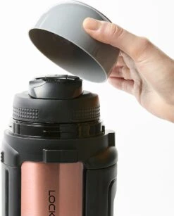 Lock&Lock Thermoskan - Isoleerkan - Thee En Koffie - Lekvrij - 1,5 Liter - RVS - Inklapbaar Handvat - Koper Roze 11 Lock&Lock Thermoskan - Isoleerkan - Thee En Koffie - Lekvrij - 1,5 Liter - RVS - Inklapbaar Handvat - Koper Roze -Meubelwinkel 967x1200